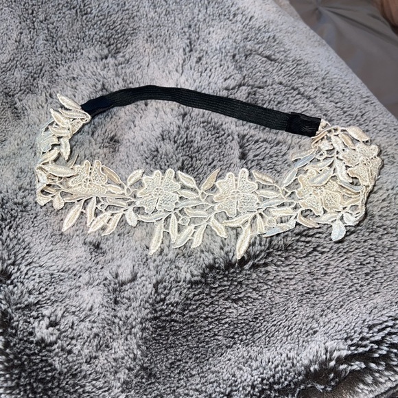 BNWOT Flower Lace Cream/Black Headband - Picture 4 of 4